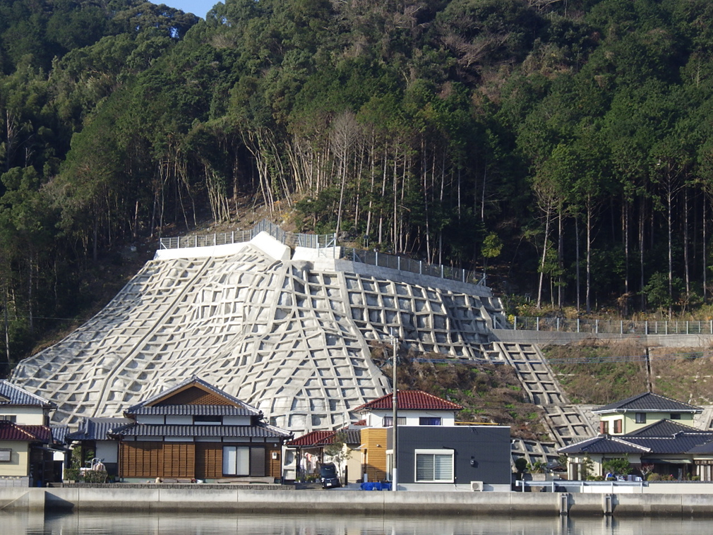 南串地区急傾斜地崩壊対策工事（１工区）